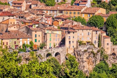 Moustiers Sainte Marie Dorf auf Felsen in der Provence, Frankreich